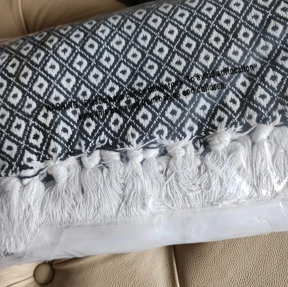 Americanflat Cotton Throw Blanket 50x60 Brown White with fringes - Picture 2 of 3